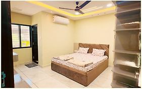 Ujjain Budget Hotel - R U D R A - S A G A R - Near Mahakal Temple - Railway Station - River - Free Parking And Wi- Fi - Power Backup - Hotel-At-Prime-Location Spacious-Room - Best Homestay In Ujjain